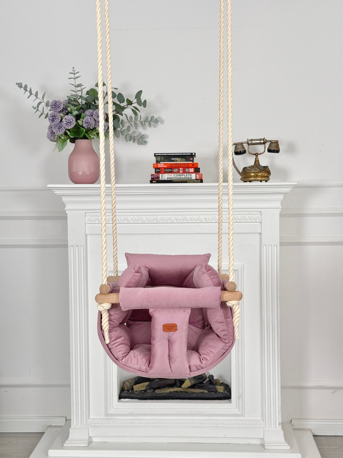 Handgefertigte beige Indoor-Schaukel für stilvolles Interieur.. baby swing. Kinderschaukel