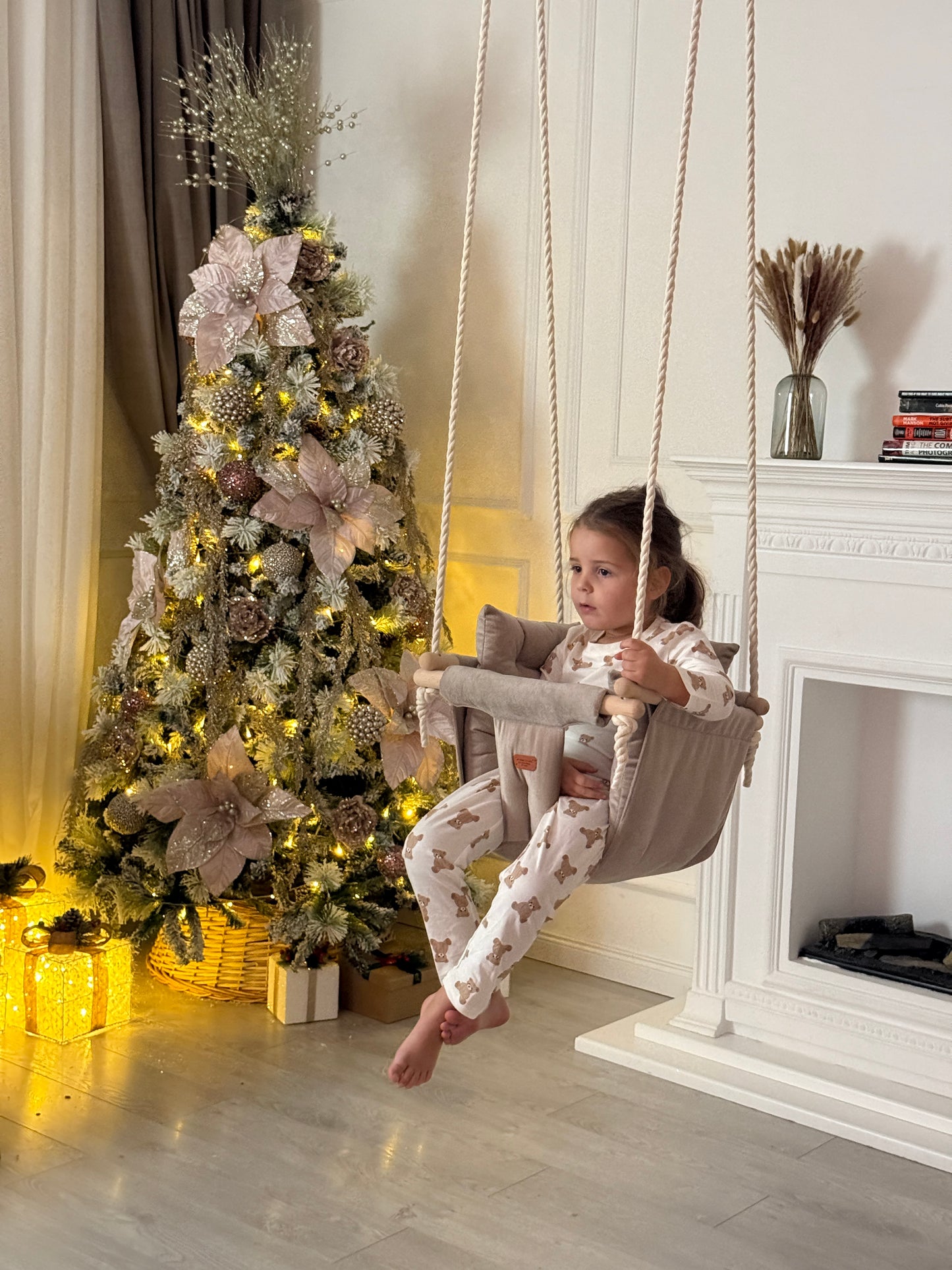 Handgefertigte beige Indoor-Schaukel für stilvolles Interieur.. baby swing. Kinderschaukel