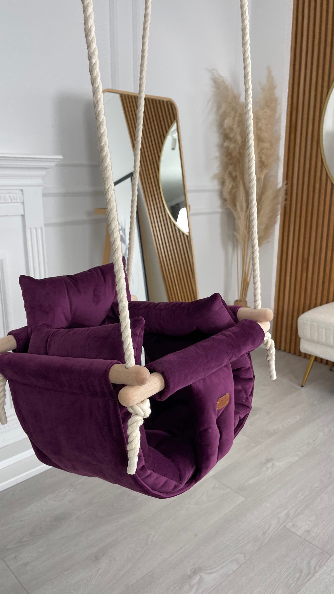 Handgefertigte beige Indoor-Schaukel für stilvolles Interieur. Babyschaukel. Indoor Swing.