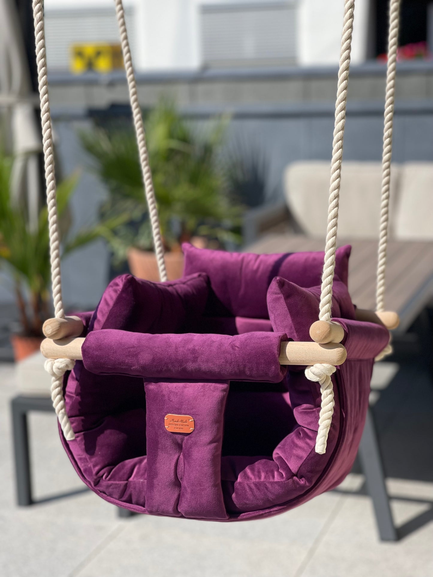 Handgefertigte beige Indoor-Schaukel für stilvolles Interieur. Baby indoor Swing. Bohome Design. Babyschaukel