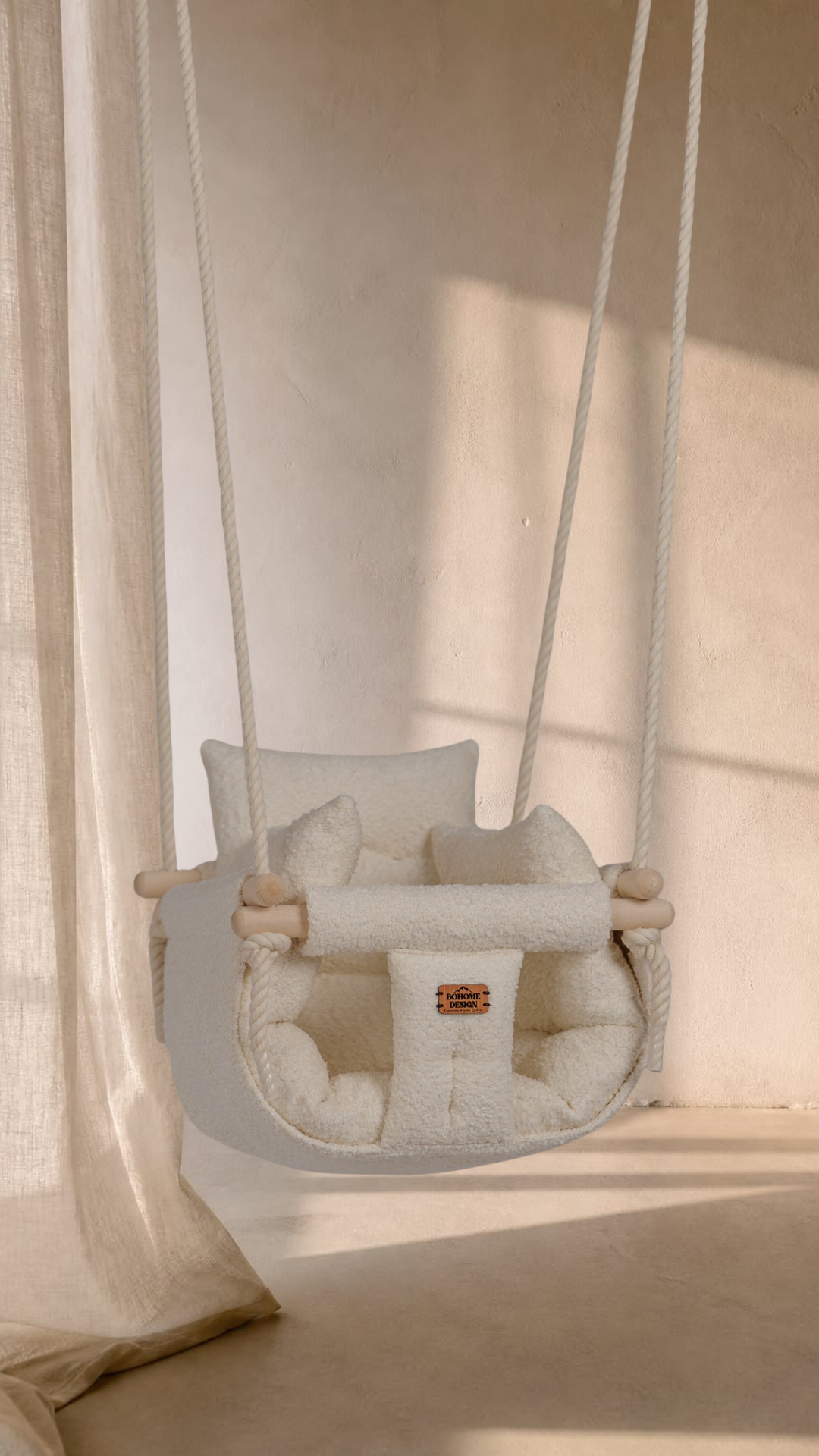 Premium Babyschaukel aus Stoff und Holz im modernen Wohnzimmer für Babys ab 6 Monaten.