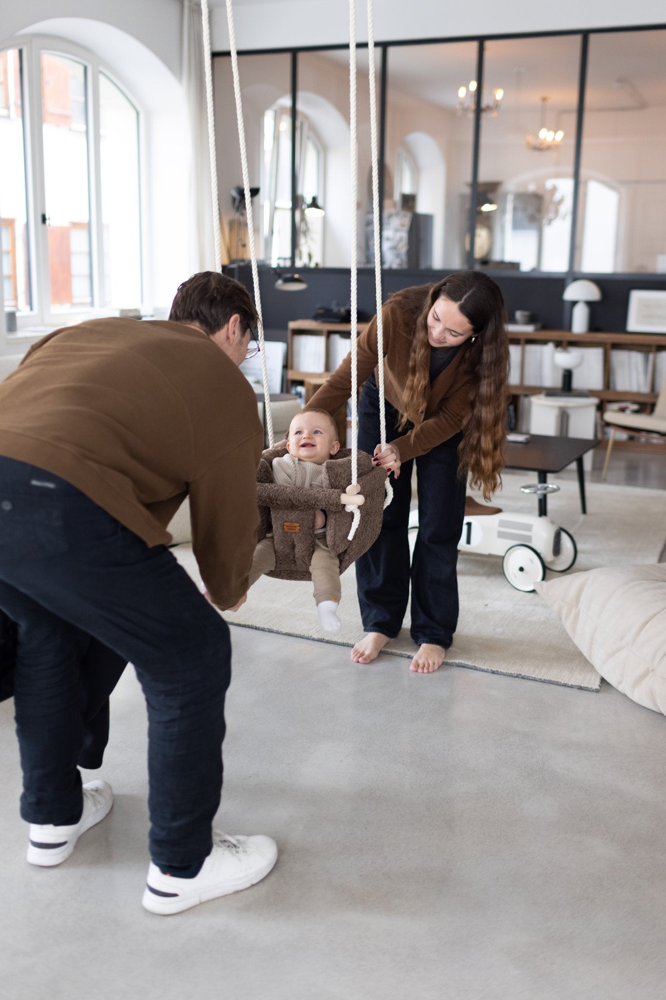 Premium Alpine Chalet Schaukel - Handgefertigte Schaukel